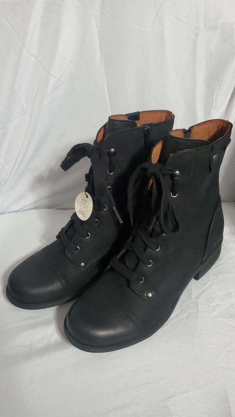 NWOB Cobb Hill Amalie Waterproof Lace Up Combat Boots Black Women's Size 10